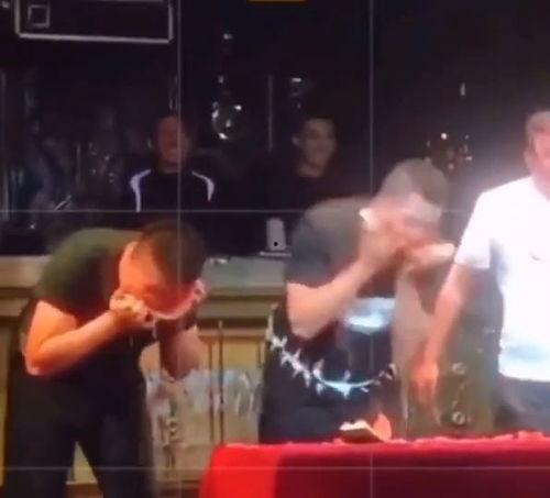 男子吃瓜洗脸搞笑视频,网友直呼“太欢乐”