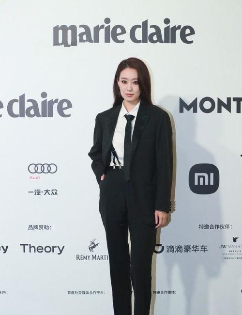 女明星黑色西装搭配,黑色西装演绎女明星的职场时尚风采