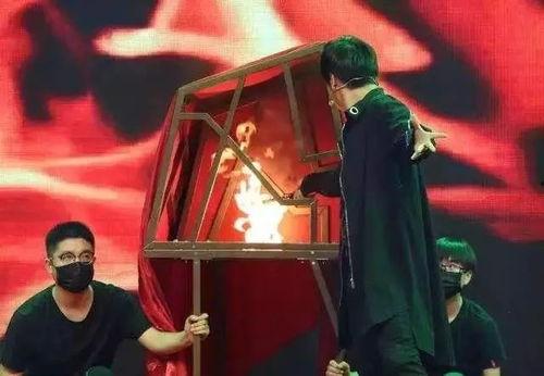 美女网红表演魔术,美女网红演绎惊艳魔术秀